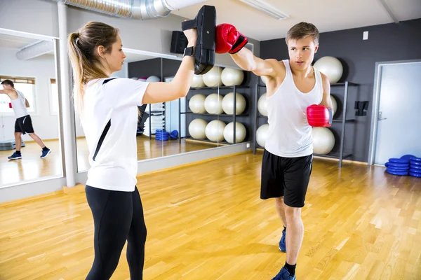 Dos personas dedicadas a entrenar boxeo en el gimnasio de fitness — Foto de Stock