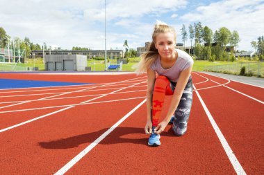 Kendine güvenen kadın ayakkabı Dantel çalışan raylara bağlayan