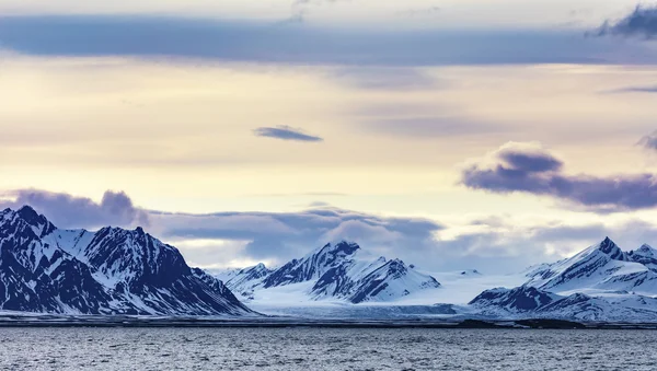 Σύννεφα πάνω από το χιονισμένο βουνό και παγετώνα στην Αρκτική — Φωτογραφία Αρχείου