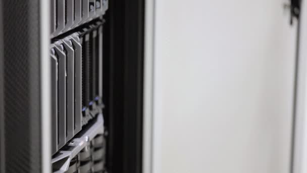 Berater entfernt Blade Server im Rechenzentrum — Stockvideo