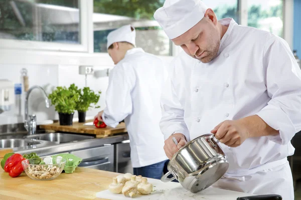 Chefs profesionales hace platos de comida en la cocina grande —  Fotos de Stock