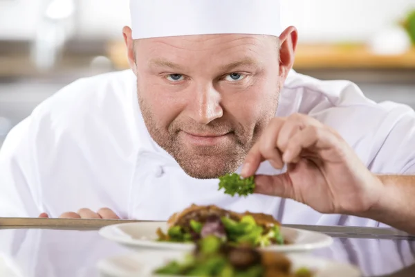 Close-up de chef sorridente preparar pratos de bife no restaurante — Fotografia de Stock