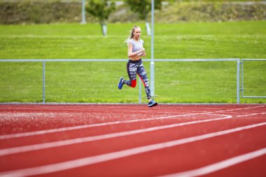 Genç kadın spor raylara çalıştıran tespit
