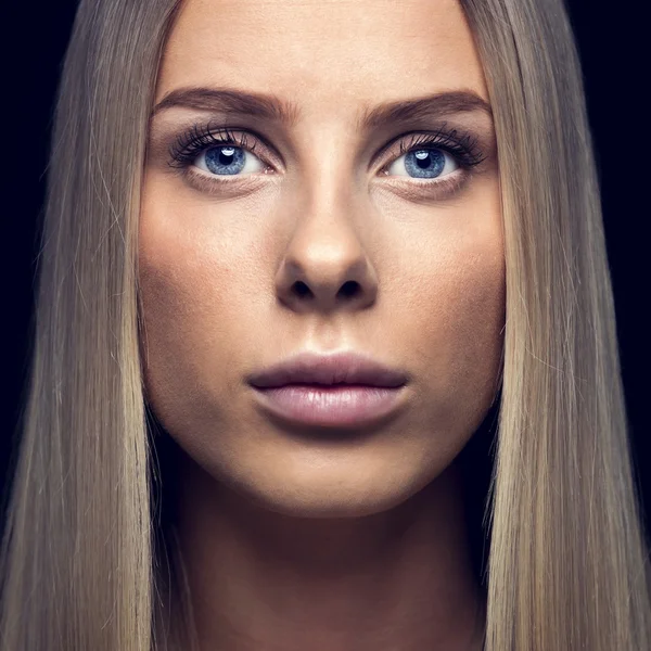 Jovem mulher bonita com cabelo loiro — Fotografia de Stock