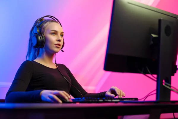 Focused Gamer Girl with Headset Gra wideo online na PC — Zdjęcie stockowe