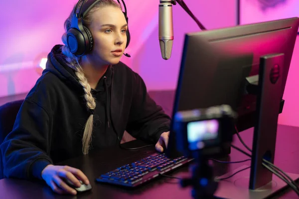 Profesional de e-sport gamer girl streaming y juega videojuegos en línea en PC — Foto de Stock