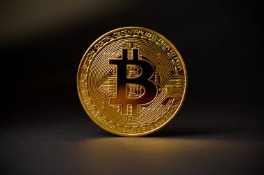 Siyah Arkaplanda Altın Bitcoin Kripto Para Birimi