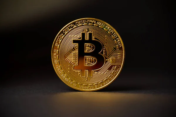 Золотая криптовалюта биткоин на черном фоне — стоковое фото