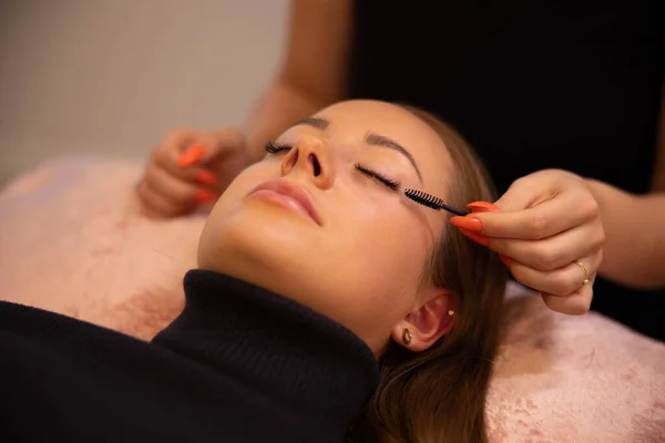 Procedimiento de pestañas con el maestro de la clínica y un cliente en un salón de belleza — Foto de Stock