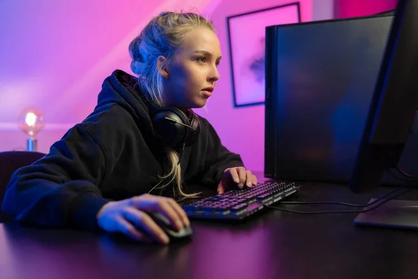 Fokuserad professionell e-sport Gamer Girl Spela online TV-spel på PC — Stockfoto