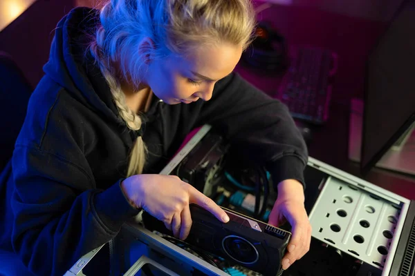 E-sport Gamer Girl Instalación de nueva tarjeta de vídeo GPU en su PC de juego —  Fotos de Stock