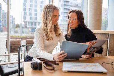 Girişimciler Kafede İçerik Üzerine İletişim Kuruyor