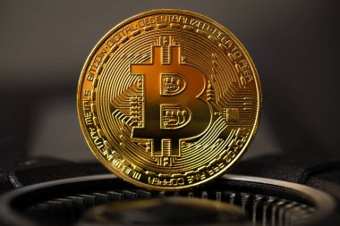 Kripto madencilik GPU bilgisayar donanımı üzerinde duran altın bitcoin
