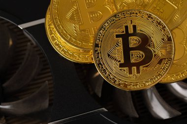 Kripto madencilik GPU bilgisayar donanımında altın bitcoinler