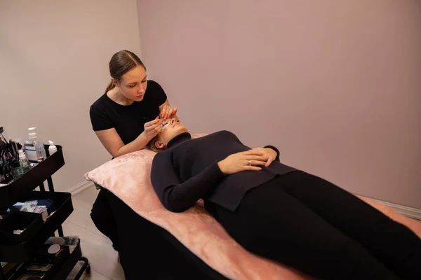 Esteticista Tratando Cliente Feminino Para Extensão de Cílios — Fotografia de Stock