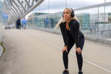 Yorgun Kadın Koşucu Antrenmandan sonra Diz çöküp Dinleniyor