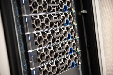 Sanal Ortamı Veritabanında Modern HiperBirleşmiş Sunucuların Kapanışı