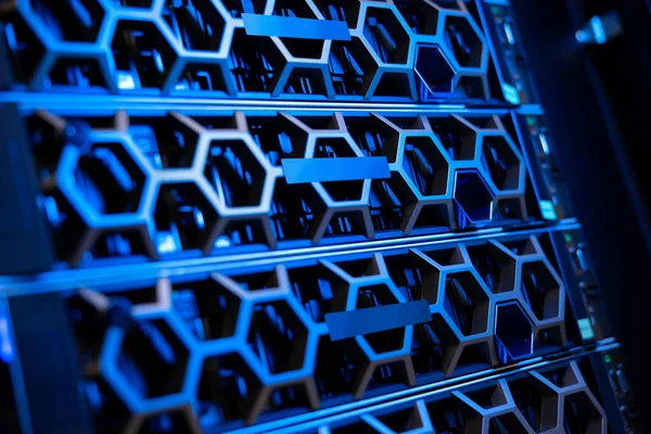 Osvětlené modré servery v hyperkonvergovaném prostředí v moderním datovém centru — Stock fotografie