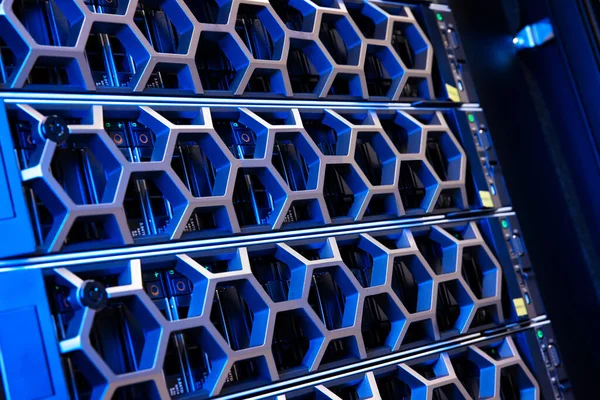 Verlichte Blue Server Hardware in het moderne Datacenter — Stockfoto