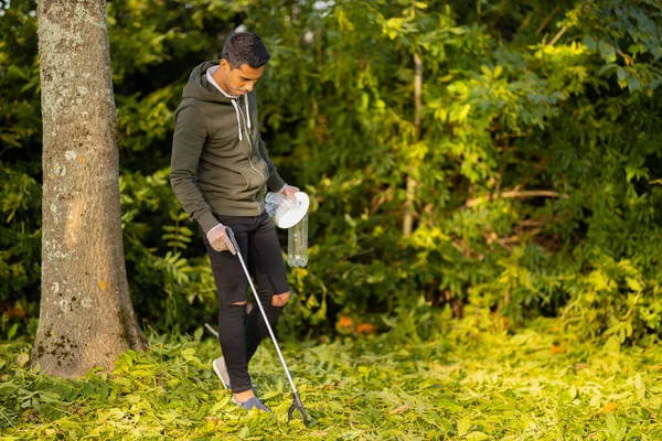 Volunteer conserving environment from pollution and plastic — Stock Photo, Image