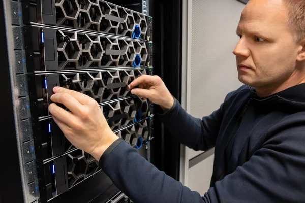 Männlicher technischer Berater überwacht moderne hyperkonvergente Server im Rechenzentrum — Stockfoto