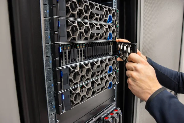 Mãos de Consultor Técnico Masculino Trabalhando com Datacenter Ambiente Hiperconvergente — Fotografia de Stock