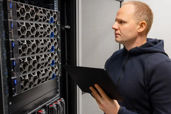 Teknisk konsult med Digital Tablet Monitor Hyperkonvergerade servrar Miljö i Datacenter — Stockfoto