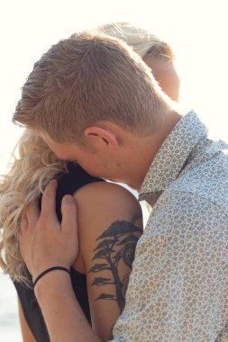 Genç Adam Sahilde Sevecen ve Kucaklayan Kadın