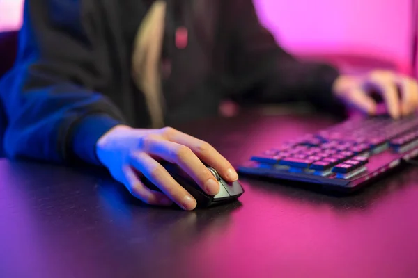 Zbliżenie pro cyber sport gracz grać z klawiatury i myszy — Zdjęcie stockowe
