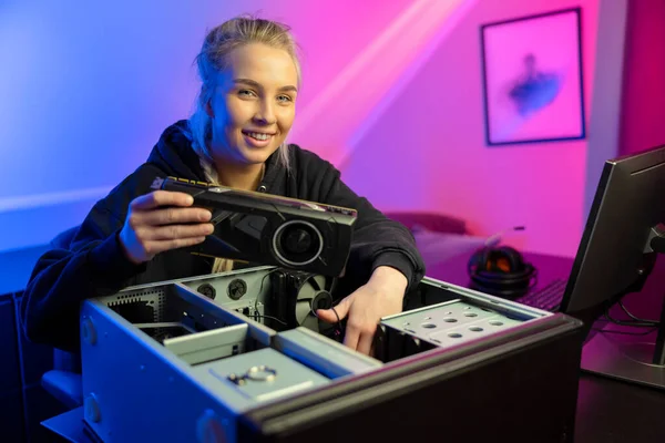 Glimlachende E-sport Gamer Girl installeren van nieuwe GPU-videokaart in haar gaming PC — Stockfoto