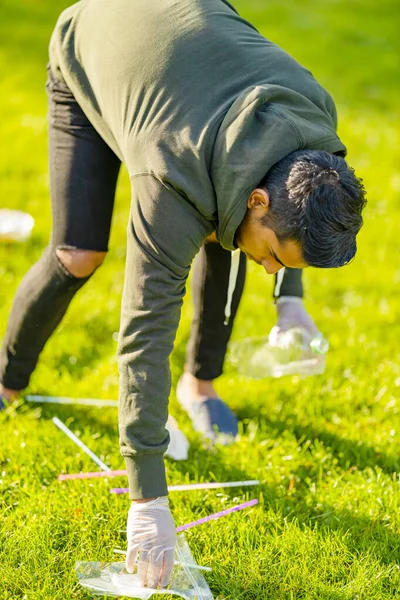 Volunteer cleaning park for garbage and plastic on sunny day — Stock Photo, Image