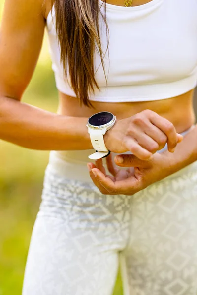 Nahaufnahme einer Frau mit Fitness-Smartwatch beim Training — Stockfoto