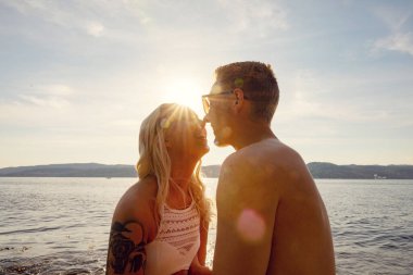 Mutlu ve gülen genç çift birbirine bakıyor.