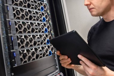 Hiper Birleşmiş Sunucu Donanımını İnceleyen Dijital Tabletle Erkek Bilişim Desteği