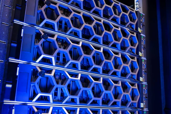 Close-up van moderne harde schijven in verlichte blauwe virtuele Datacenter — Stockfoto