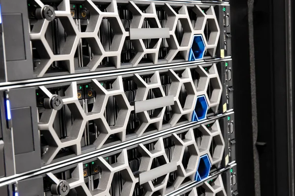 Virtuele hypergeconvergeerde apparaten bij modern groot datacenter — Stockfoto