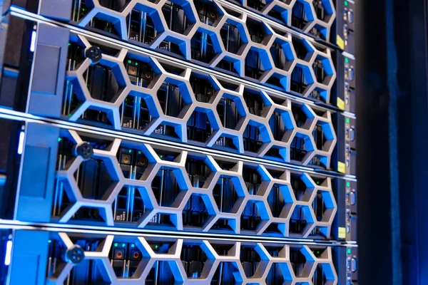 Disques durs modernes virtuels dans le datacenter bleu éclairé — Photo