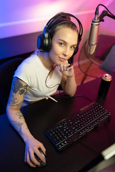 E-sport gamer menina transmissão ao vivo e joga jogo de vídeo online no PC — Fotografia de Stock
