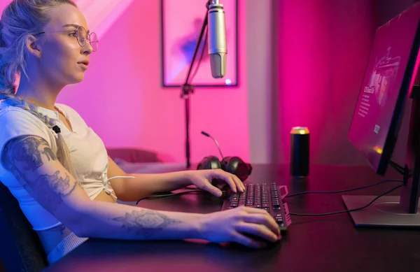 Konzentriert Schöne Blonde Gamer Girl Online-Videospiel auf ihrem Personal Computer. — Stockfoto