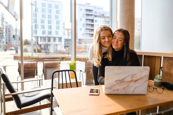 Close Friends Greeting At Cafe During Schoolwork — Stock Photo, Image