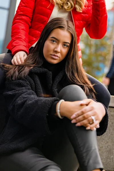 Close-up Portret van beste vrienden zitten samen in de stad — Stockfoto