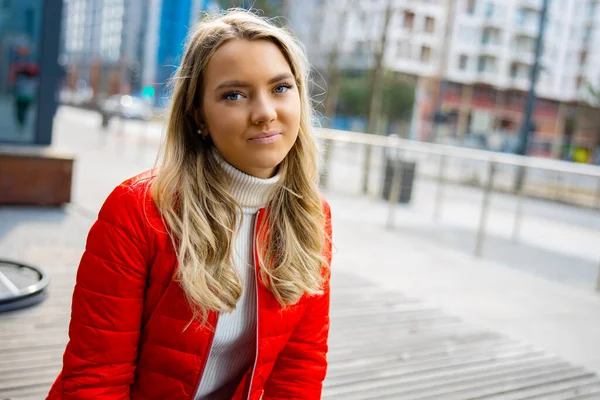 Portret pięknej młodej blondynki w mieście — Zdjęcie stockowe