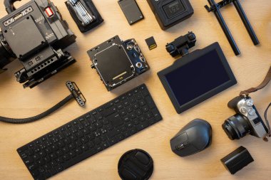 Masada bilgisayar parçaları olan film ekipmanlarının düzlüğü