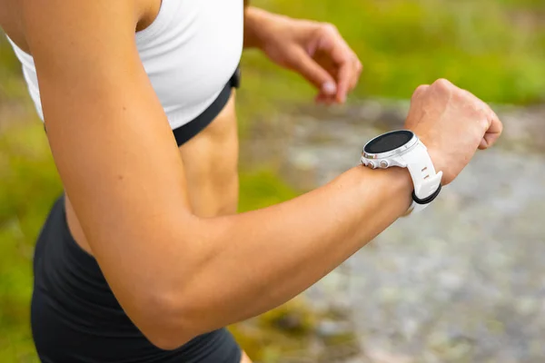 Nahaufnahme einer athletischen Frau mit Fitness-Smart-Watch-Gerät beim Training — Stockfoto