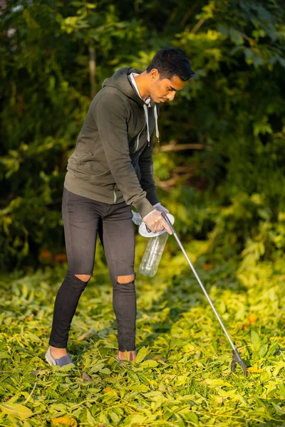 Çevreyi kirlilikten ve plastikten korumak için gönüllü oldu