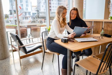 Genç İş Kadınları Kafe 'de Dergi Üzerinde Tartışıyor