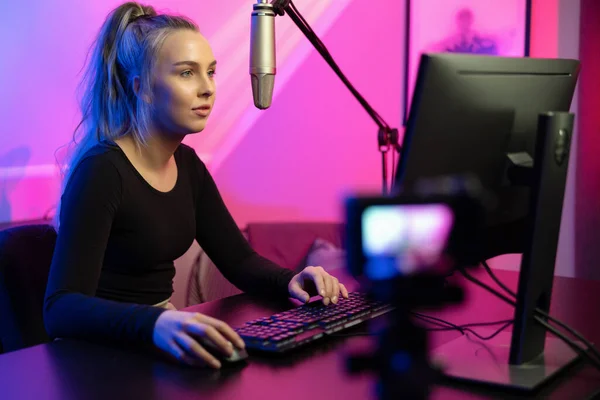 Professzionális e-sport játékos lány streaming és játszik online videojáték PC-n — Stock Fotó