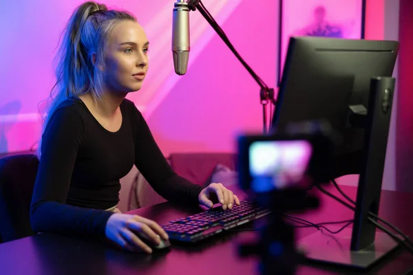 Professionell e-sport gamer flicka streaming och spelar online-spel på PC — Stockfoto