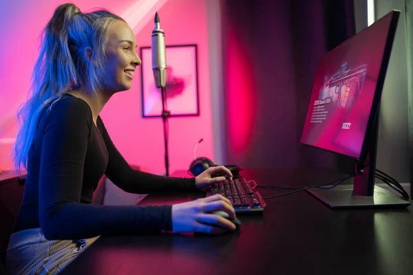 Profesional esport gamer chica streaming vlog y juega videojuego en línea en PC —  Fotos de Stock