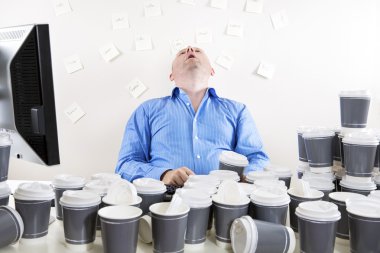 çok çalışan ve bitkin ofis çalışanı